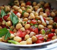 Ensalada de garbanzos con salsa tzatziki