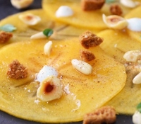 Carpaccio de caqui con frutos secos