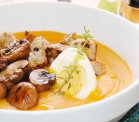 Crema de boniato con champiñones portobello, huevo y picatostes