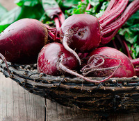 Ensalada roja de remolacha y rúcula con aceite al romero
