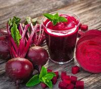 Batido puesta a punto de remolacha y tomate