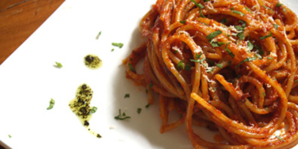 Espaguetis integrales con cebolla y anchoas
