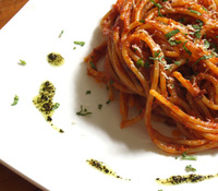 Espaguetis integrales con cebolla y anchoas