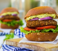 Hamburguesa de boniato con berenjena y mayonesa de wasabi