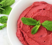 Hummus de remolacha con hierbabuena