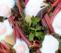 Acelgas rojas con patatas y huevos al horno